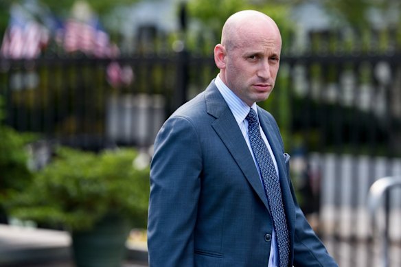 El subjefe de gabinete de política de la Casa Blanca, Stephen Miller, dice que la administración acelerará su campaña de deportación.