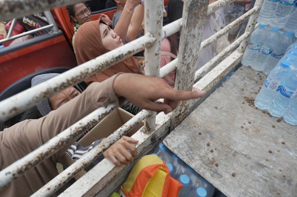 Las víctimas de las inundaciones piden ayuda en Hat Yai.
