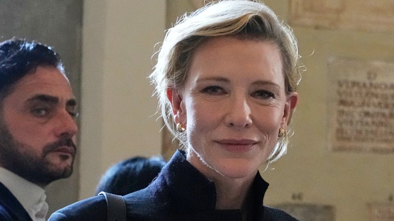 Estrellas de Hollywood, incluida Cate Blanchett, colman de regalos al Papa Leo en su visita al Vaticano