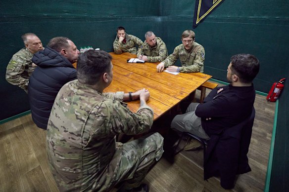 El presidente ucraniano, Volodymyr Zelensky (derecha), se reunió con militares cerca de Pokrovsk la semana pasada.