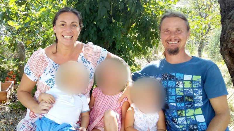Los hijos de una madre australiana son acogidos después de vivir fuera de la red eléctrica en la región italiana de Abruzzo