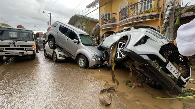 El número de muertos supera los 50 mientras la tormenta azota Filipinas