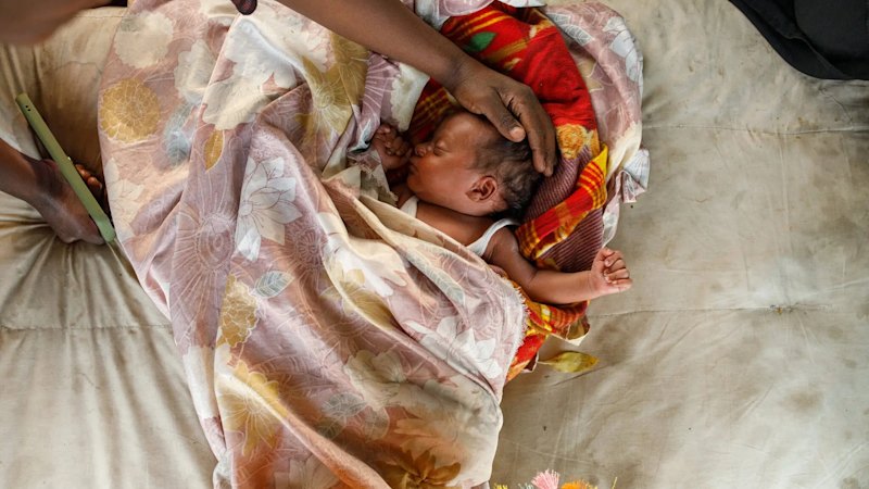 Nacido de una madre soltera lejos de casa, este bebé no puede irse