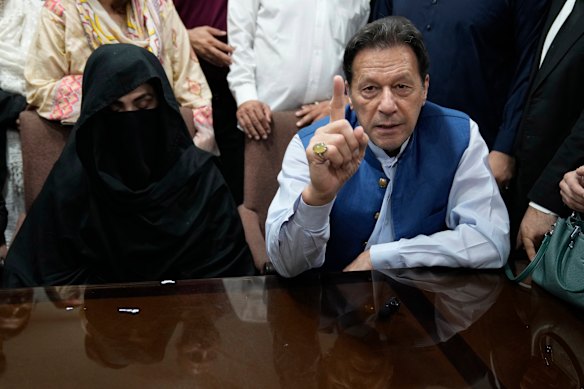 Imran Khan con su esposa Bushra Bibi, hablando con los medios de comunicación en el Tribunal Superior de Lahore en 2023.