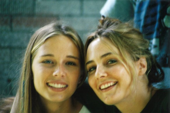 Annie Farmer (izquierda) y su hermana Maria Farmer. María acudió a la policía por Jeffrey Epstein en 1996.