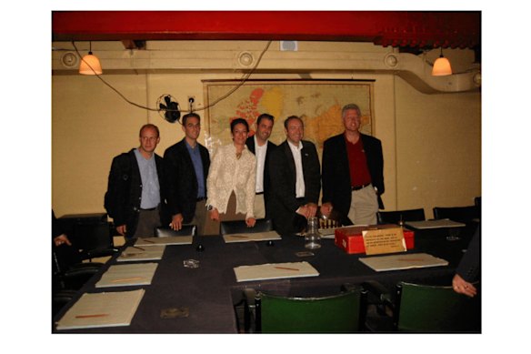 Esta foto sin fecha muestra a Ghislaine Maxwell, tercera desde la izquierda, el actor Kevin Spacey, segundo desde la derecha, y el expresidente Bill Clinton, en el extremo derecho, con un grupo de desconocidos. 