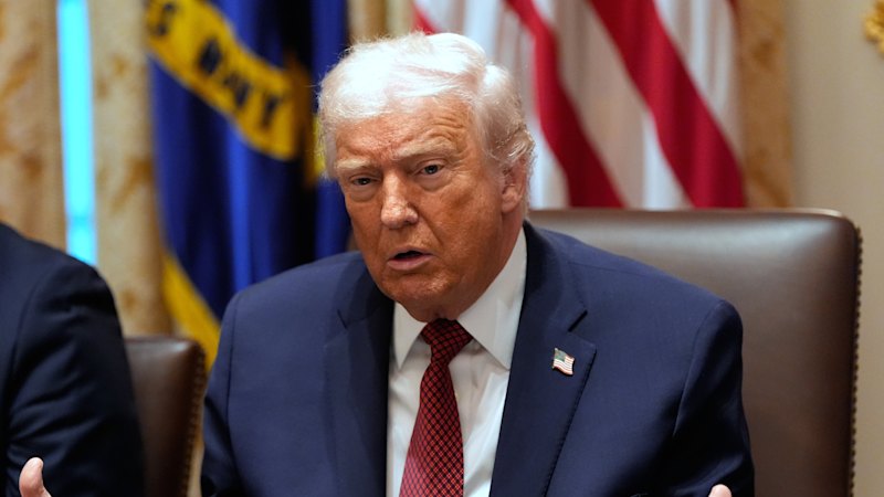 Donald Trump dice que Europa está siendo destruida por la migración y presiona a Zelensky