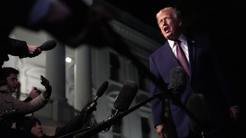 Demócratas y republicanos amenazan con acusar a Pam Bondi por la divulgación limitada de archivos