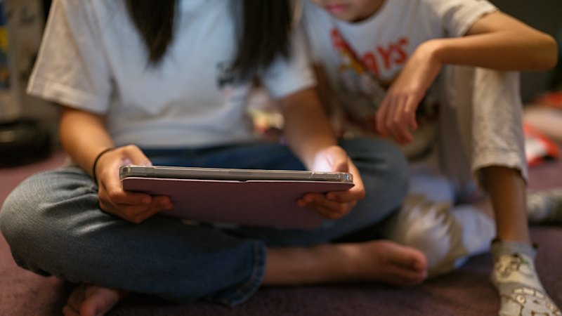 El mundo reacciona a la legislación mientras el Reino Unido, Dinamarca y otras naciones toman medidas para proteger a los adolescentes en línea