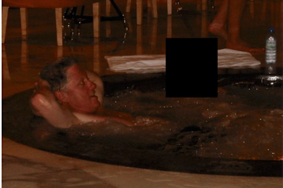 Bill Clinton en un jacuzzi con un desconocido.