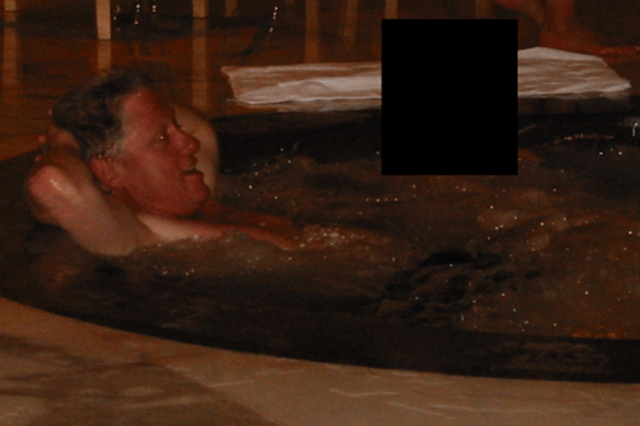 Bill Clinton aparece en un jacuzzi con una mujer no identificada.