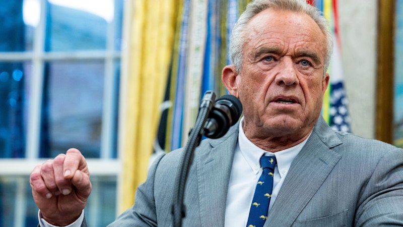 El Secretario de Salud de EE. UU. anuncia restricciones a la atención de menores con afirmación de género