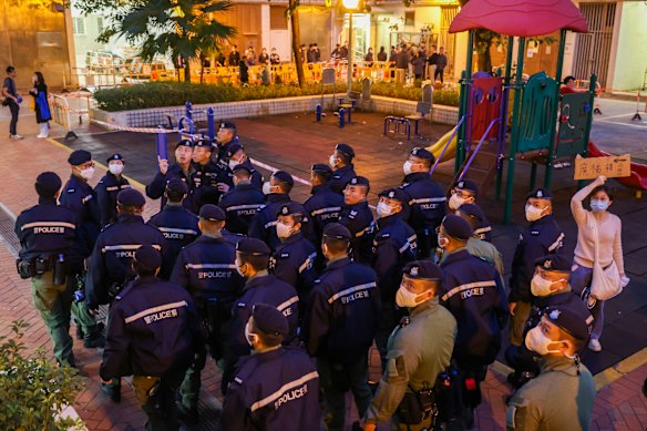 Decenas de agentes de policía de Hong Kong llegan para realizar un barrido en un centro de donaciones temporal cerca de las torres del Tribunal Wang Fuk. Un periódico respaldado por el Estado afirmaría más tarde que los activistas a favor de la democracia estaban secuestrando los esfuerzos de ayuda. 