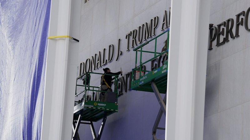 Kennedy Center agrega el nombre de Donald Trump a institución de artes escénicas en Washington